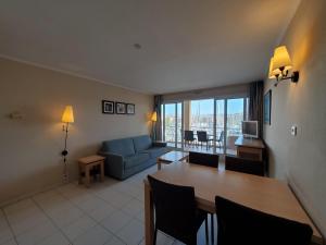 Posedenie v ubytovaní CAP HERMES Vue PORT T2 40m2 climatise 4 personnes