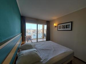 Posteľ alebo postele v izbe v ubytovaní CAP HERMES Vue PORT T2 40m2 climatise 4 personnes + 12 fotografií
