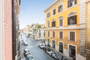 vista su una strada cittadina con auto e edifici di Rental in Rome - RomaCampusMartius a Roma