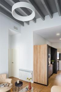 salon z dużym białym sufitem w obiekcie One&lux Puerta Osario w Sewilli