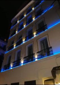 un edificio con luces azules en el lateral. en Hotel de la Poste en Kasbah