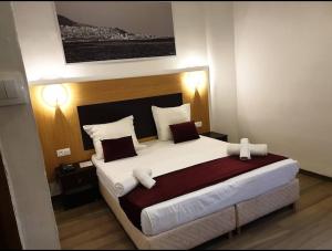 Hotel de la Poste في Kasbah: غرفة نوم بسرير كبير في غرفة