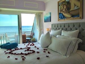 um quarto com uma cama com rosas em The luxury Beach property - Oceanbreeze em Sandgate