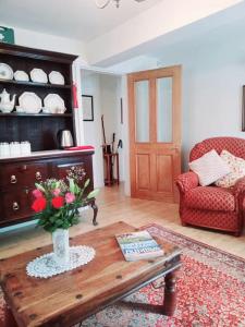 una sala de estar con un jarrón de flores sobre una mesa en Charming, wonderfully cosy one bedroom apartment, en Giggleswick