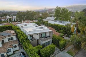 uma vista aérea de uma casa em Orlando Estate em Los Angeles