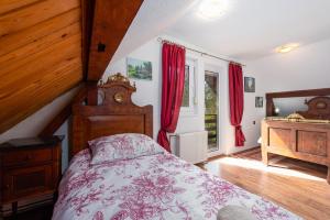 een slaapkamer met een bed en rode gordijnen bij Magnus Lupus in Korenica