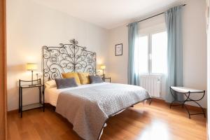 - une chambre avec un grand lit et une fenêtre dans l'établissement Mirador del Teatro Romano, à Saragosse
