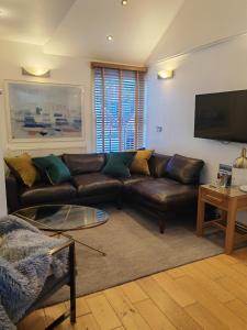 un soggiorno con divano e TV a schermo piatto di Cambridge city centre immaculate 2 bed apartment a Cambridge