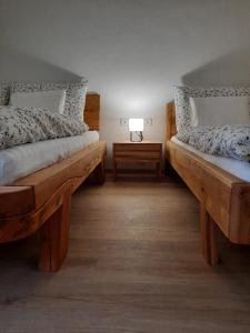 um quarto com 2 camas e uma mesa com um candeeiro em Chalupa Bezvětří em Malá Morávka
