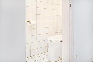 ein Bad mit WC und WC-Papierspender in der Unterkunft Spacious 2BR Apt. Rennweg - Perfect for Longstays. in Wien