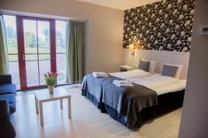 pokój hotelowy z łóżkiem i kanapą w obiekcie Hotel Bella Luna w mieście Båstad