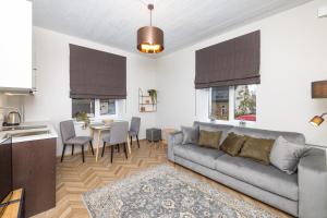 sala de estar con sofá y mesa en Peetri Apartments, en Tartu