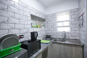 Dapur atau dapur kecil di Amazing Grace Hostel and International Serviced Apartments