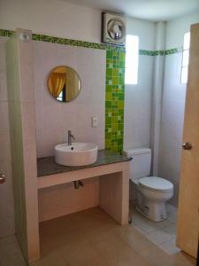 Ванная комната в Bangtao Local House Rental