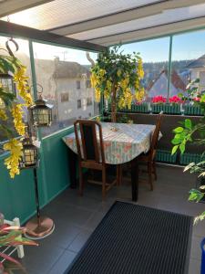 patio con mesa y sillas en el balcón en Ferienhaus mit Sauna, Wintergarten und Terrasse im schönen Hochtaunus, en Glashütten