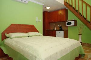 Posteľ alebo postele v izbe v ubytovaní Nefelejcs Apartman