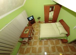 A television and/or entertainment centre at Nefelejcs Apartman