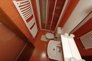 A bathroom at Nefelejcs Apartman