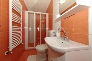 A bathroom at Nefelejcs Apartman
