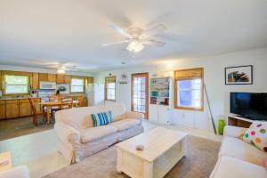 uma sala de estar com um sofá e uma mesa em Blue Crab em Surf City