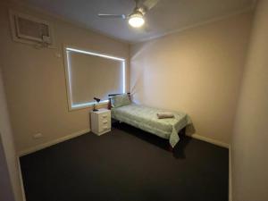 Säng eller sängar i ett rum på Four bedroom House on Masters South Hedland