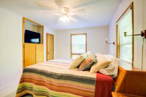 een slaapkamer met een bed en een plafondventilator bij Blue Crab in Surf City