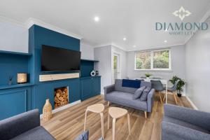 Μια τηλεόραση ή/και κέντρο ψυχαγωγίας στο Brand New Luxury 3 Bedroom 2 Bathrooms with Patio with Secure Parking