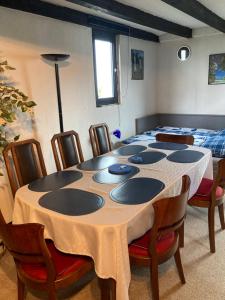 a room with a table with chairs and a bed at Ferienhaus mit Sauna, Wintergarten und Terrasse im schönen Hochtaunus in Glashütten