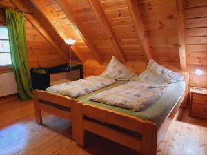 een slaapkamer met een bed in een blokhut bij Eisenmannhof in Gengenbach
