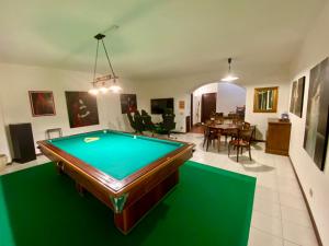 Agriturismo Villa Paradiso Esotico内的一张台球桌