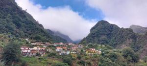 uma aldeia numa colina nas montanhas em Garden of Celestial Delights 3 em Santana