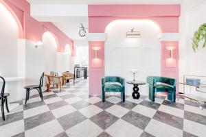 een kamer met stoelen en een geruite vloer bij Knock Knock Style Inn in Taitung