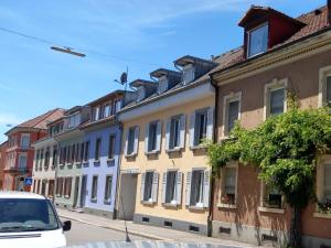 una fila di edifici su una strada di città di Ruhiges & zentrales Loft in Lörrach a Lörrach