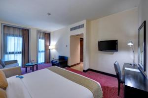 Μια τηλεόραση ή/και κέντρο ψυχαγωγίας στο Mercure Gold Hotel Jumeirah Dubai by Accor