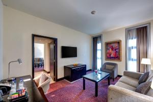 Μια τηλεόραση ή/και κέντρο ψυχαγωγίας στο Mercure Gold Hotel Jumeirah Dubai by Accor