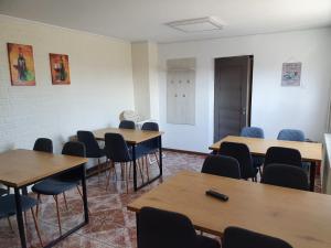 une salle de classe avec des tables et des chaises dans une salle dans l'établissement Casa Saga, à Gura Humorului