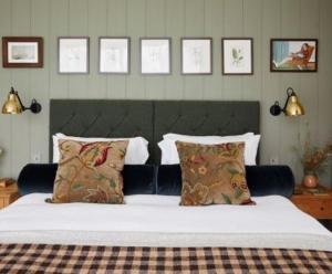 ein Schlafzimmer mit einem großen weißen Bett mit Kissen in der Unterkunft The Lakes By YOO in Lechlade