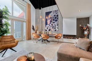 sala de estar con mesa y sillas en Nomad Water Lodge, en Harderwijk