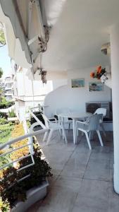 un tavolo bianco e sedie su un patio di Bright apartment - Cannes, la Croisette a Cannes