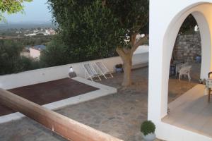 Balkón alebo terasa v ubytovaní A Crystal Clear House in Pyrgos, Heraklion Crete