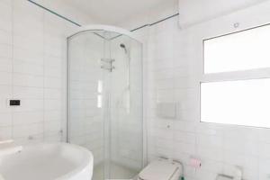 e bagno con doccia, servizi igienici e lavandino. di Bright apartment - Cannes, la Croisette a Cannes
