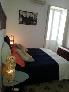 シラクーサにあるCasa Mastraruaのベッドルーム1室(枕、テーブル付)