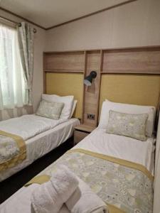 ein Hotelzimmer mit 2 Betten und einem Fenster in der Unterkunft W16 in Paignton