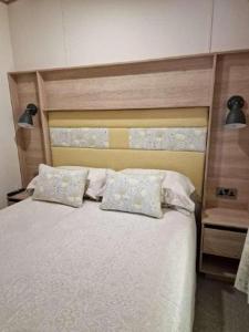 - une chambre avec un lit et deux oreillers dans l'établissement W16, à Paignton