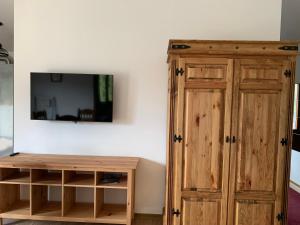 Telewizja i/lub zestaw kina domowego w obiekcie Pension & Apartments Waldkrieber