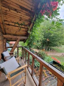 Ein Balkon oder eine Terrasse in der Unterkunft Grab cabin