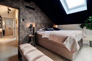 a bedroom with a large bed and a skylight at Nomad Water Lodge in Harderwijk