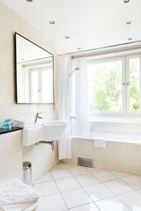 bagno con lavandino, vasca e finestra di Hotel Allén - Sure Hotel by Best Western Allen a Göteborg