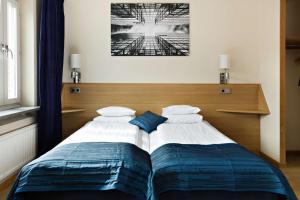 two beds sitting next to each other in a bedroom at Hotel Allén - Sure Hotel by Best Western Allen in Gothenburg