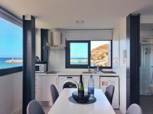 una cucina con tavolo e bottiglia di vino di De Sebastian 2 - Frente al mar a San Nicolás